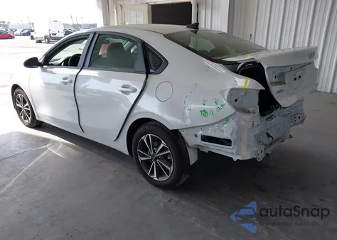 2024 Kia Forte Lxs z USA, uszkodzony, nr VIN 3KPF24AD8RE781755